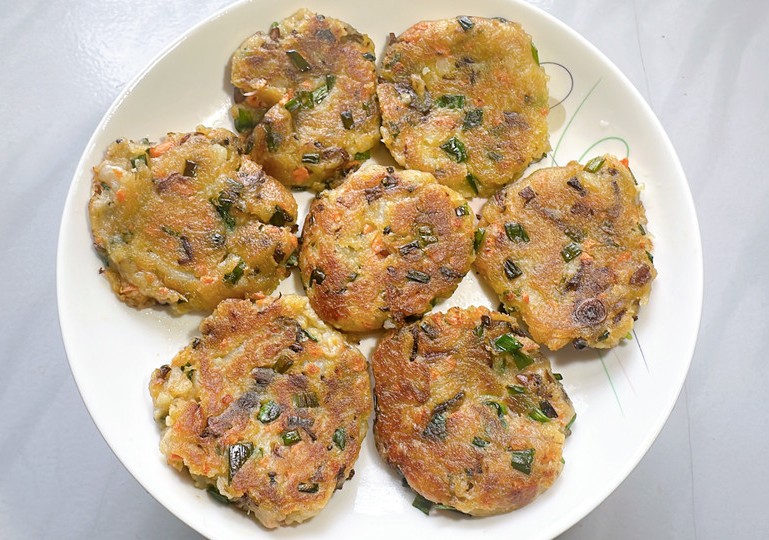 土豆芋头煎饼的做法