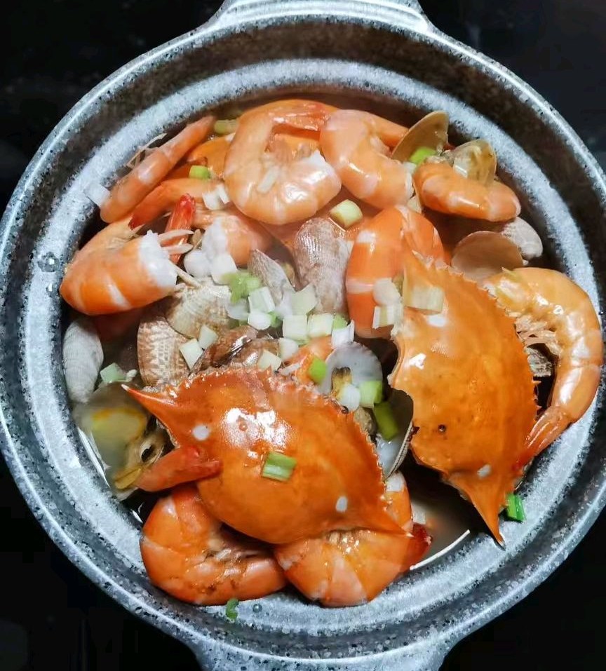 不加一滴水，好吃又好做的海鲜煲来啦的做法