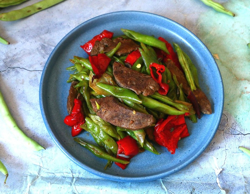 护眼明目红椒四季豆炒猪肝的做法