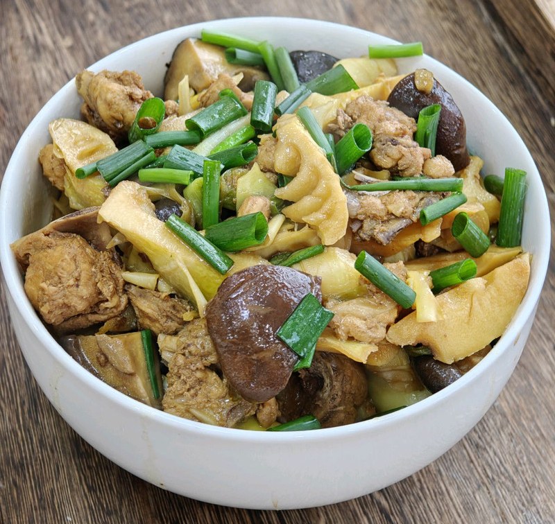 江南春日宴之竹笋香菇炖鸡的做法