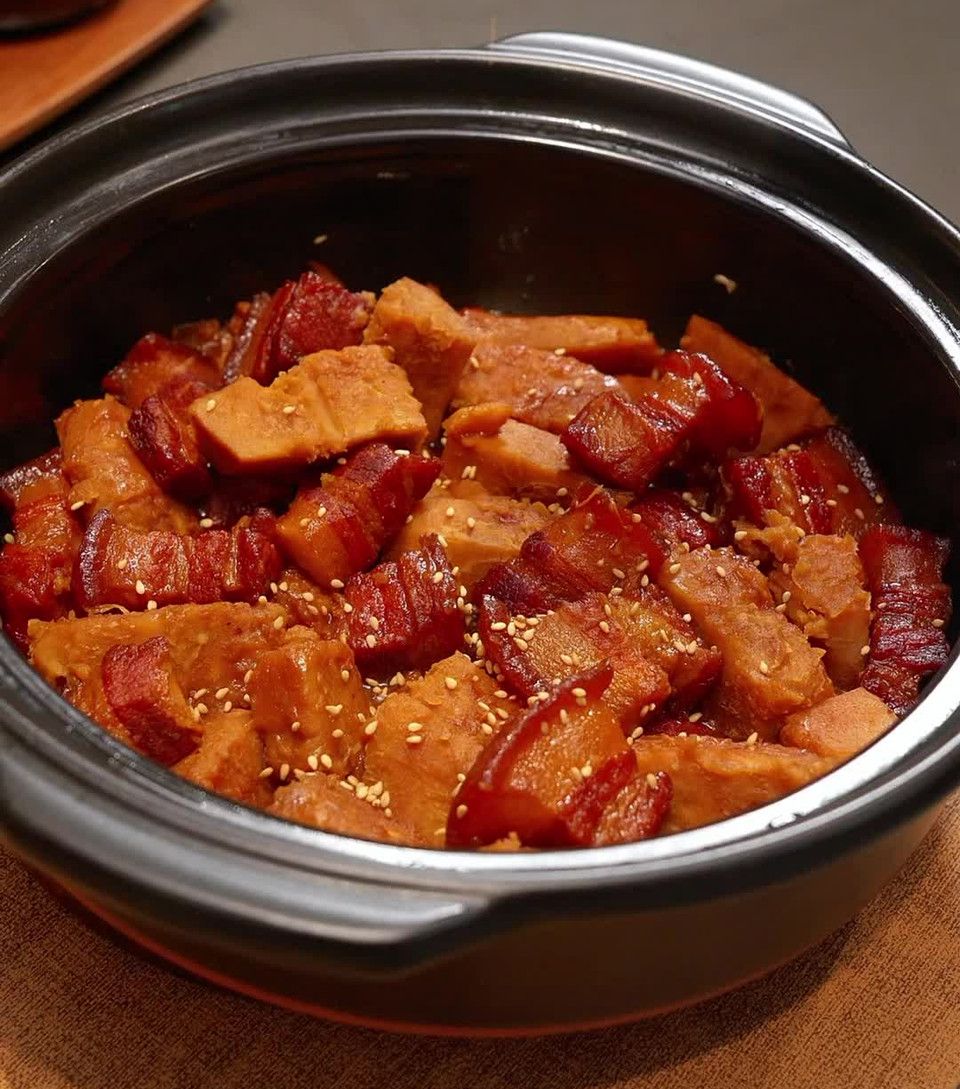 最近吃到了一道芋头炖五花肉，真的是把我香迷糊了！的做法