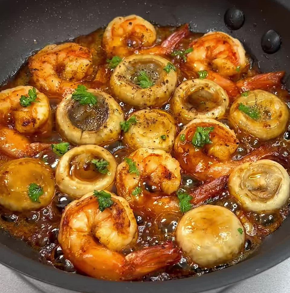 鲜到原地封神！蒜香口蘑大虾在家轻松复刻的做法