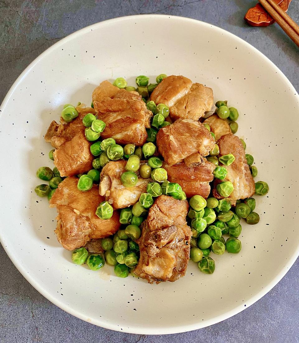 豌豆烧排骨的做法