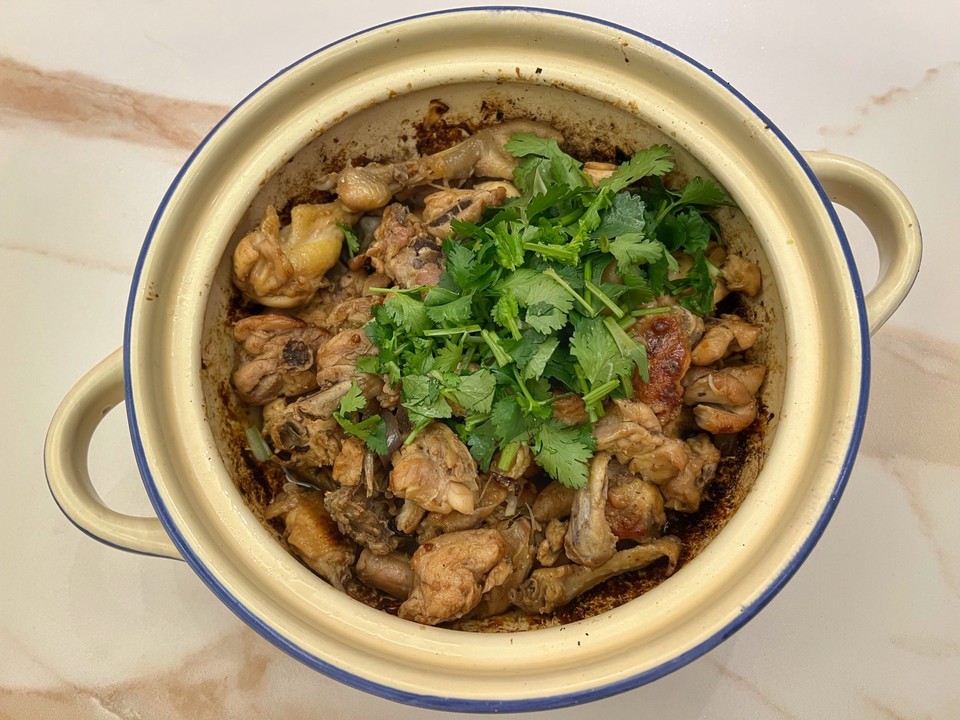 煎盐焗鸡煲的做法