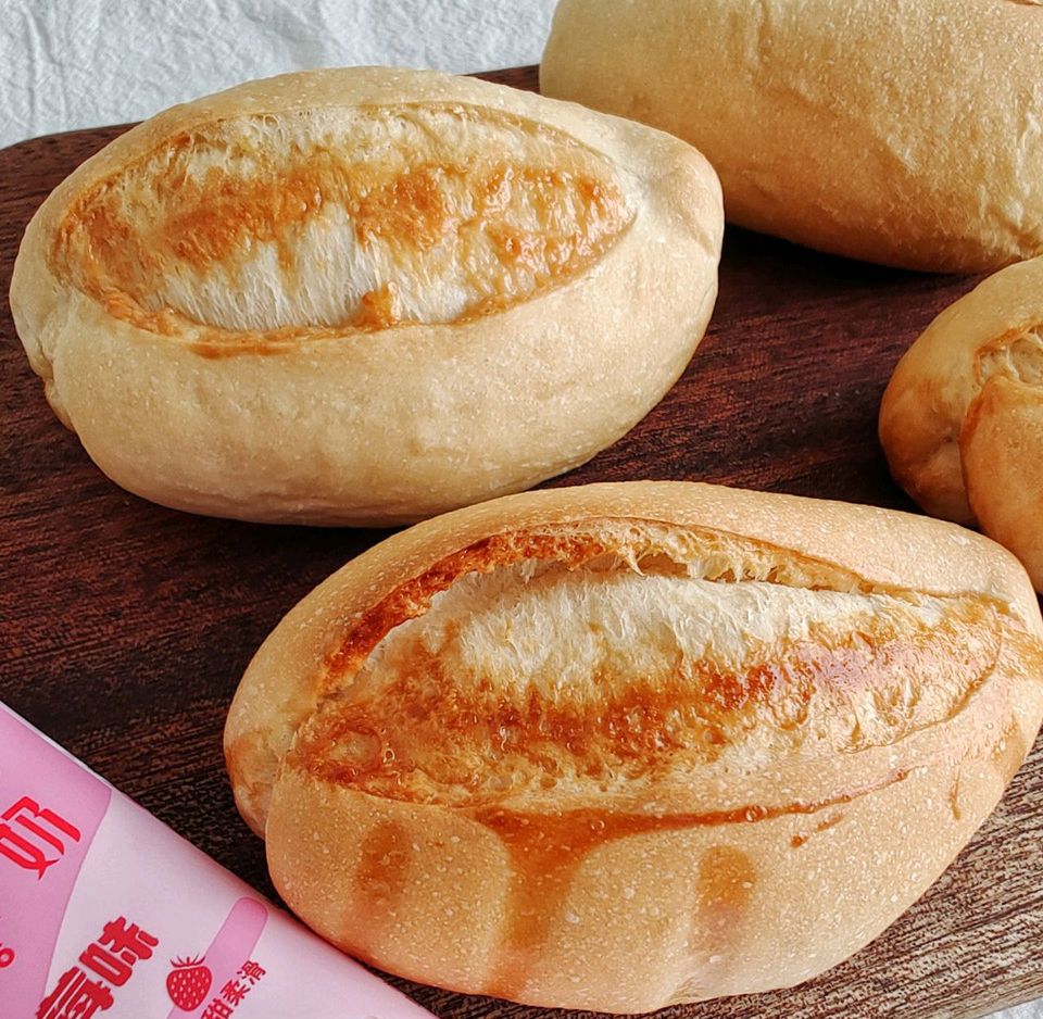 草莓炼奶橄榄包的做法