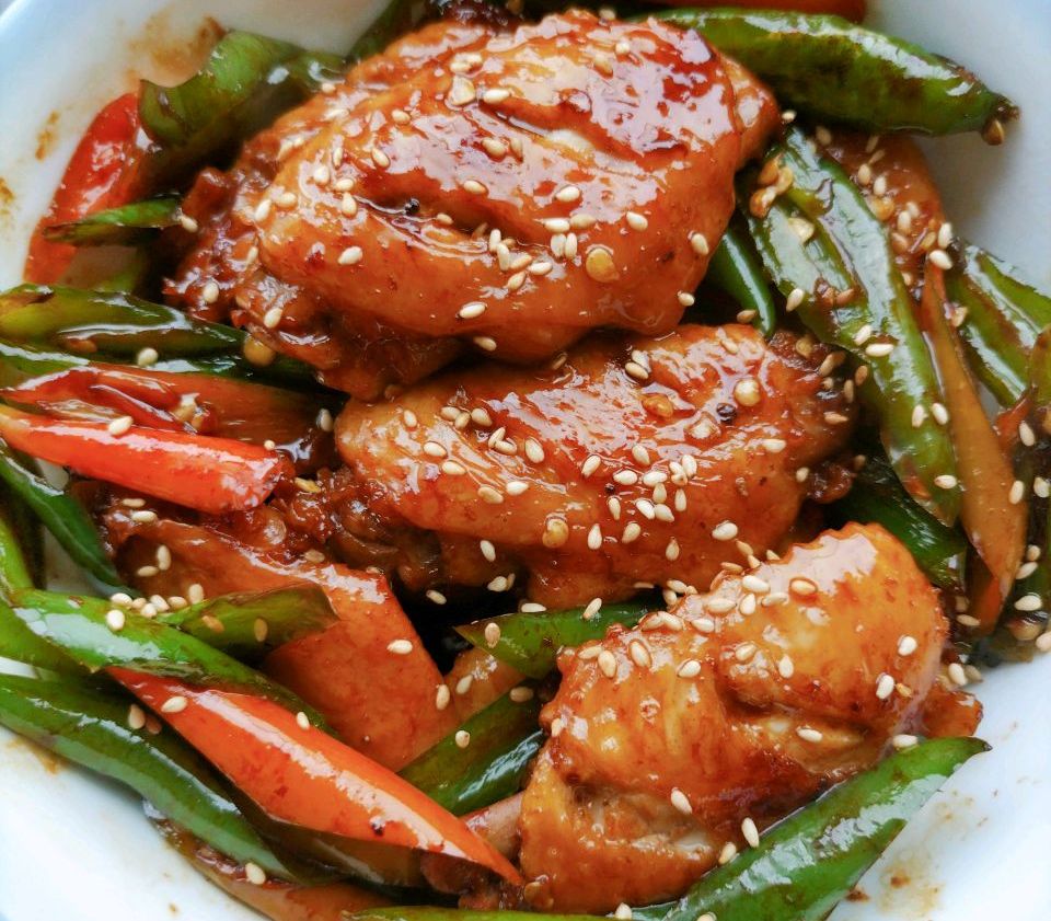 青红椒炒鸡翅中的做法