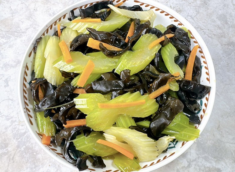 西芹炒黑木耳的做法