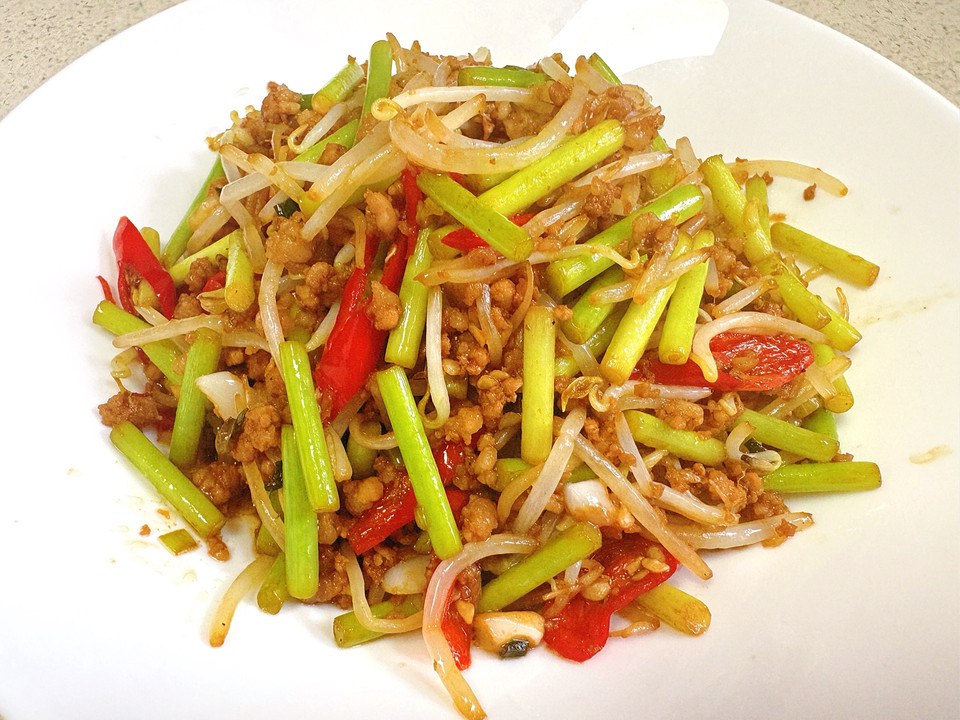 肉沫蒜苔炒绿豆芽的做法