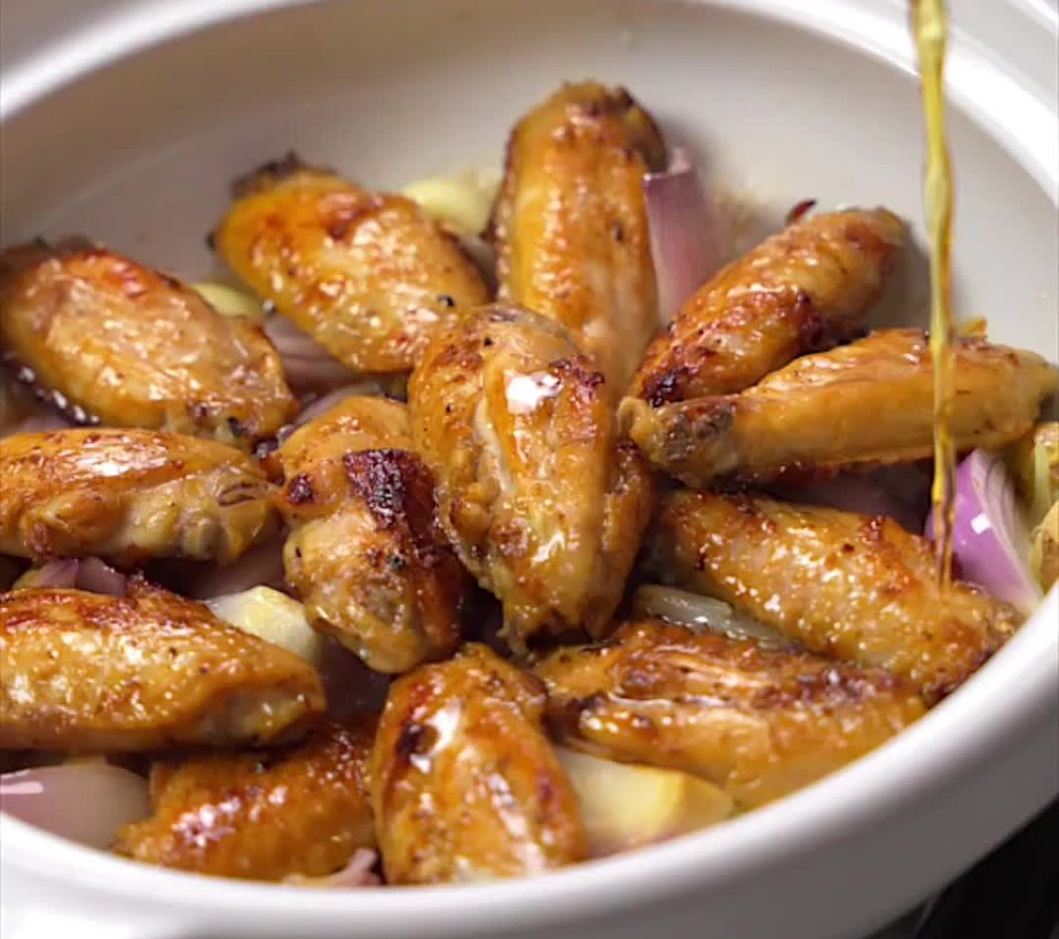 香到跺脚！一锅搞定神仙鸡翅啫啫煲的做法