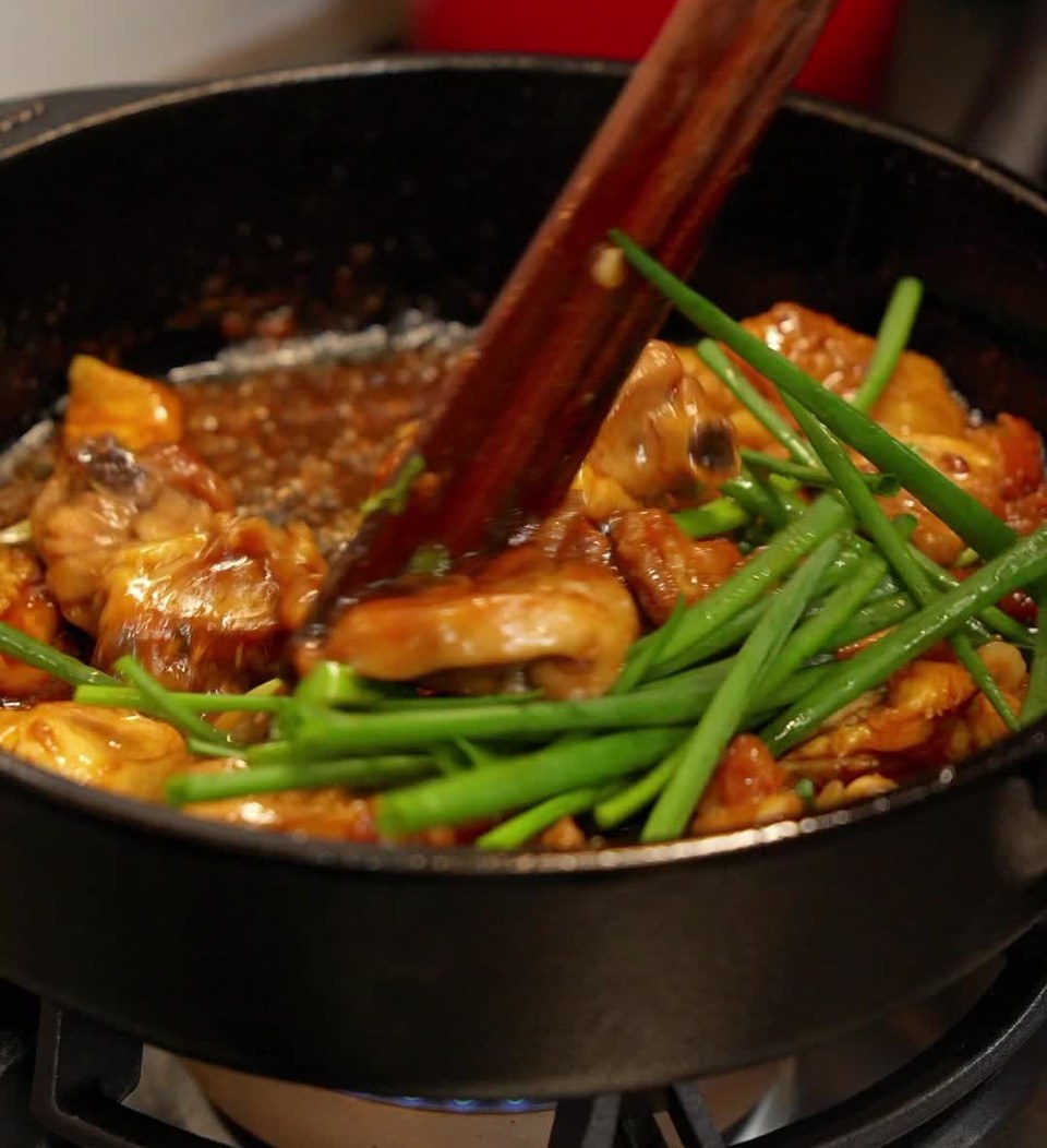 一口入魂！在家复刻鲜嫩多汁的姜葱烧鸡的做法