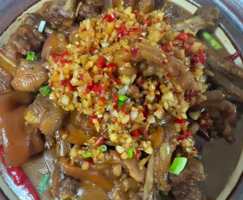 猪脚烧鸡爪 真的是香迷糊了好好吃 精品 独家的做法