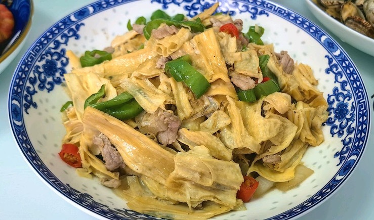 腐竹炒肉的做法