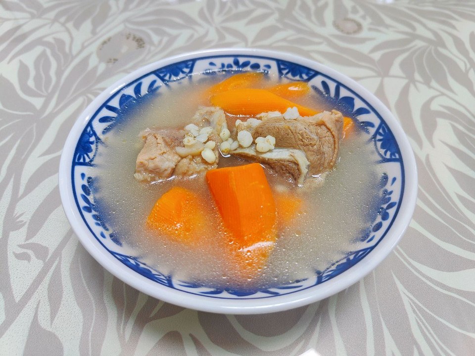 胡萝卜薏米猪骨汤的做法