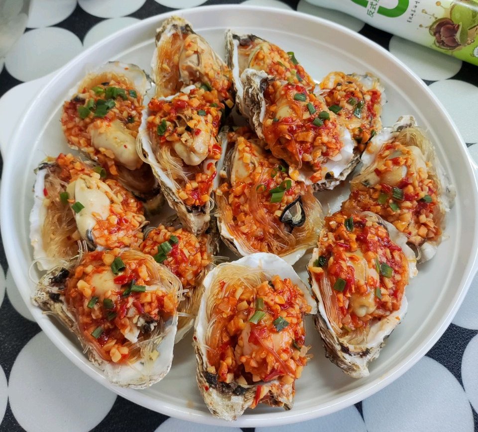 简单快手又好吃的剁椒蒜蓉蒸生蚝的做法