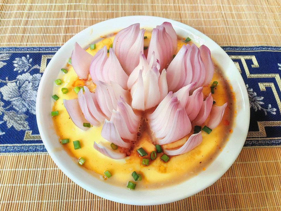 餐桌上的出水芙蓉——洋葱蒸蛋羹的做法