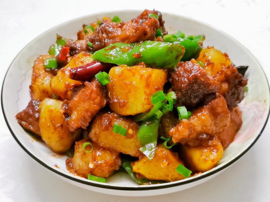 土豆焖肉的做法