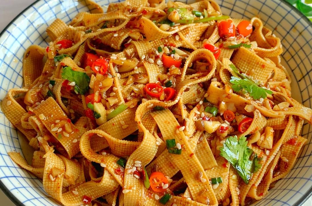 比辣条还好吃百倍〰️香辣豆皮 零厨艺的做法