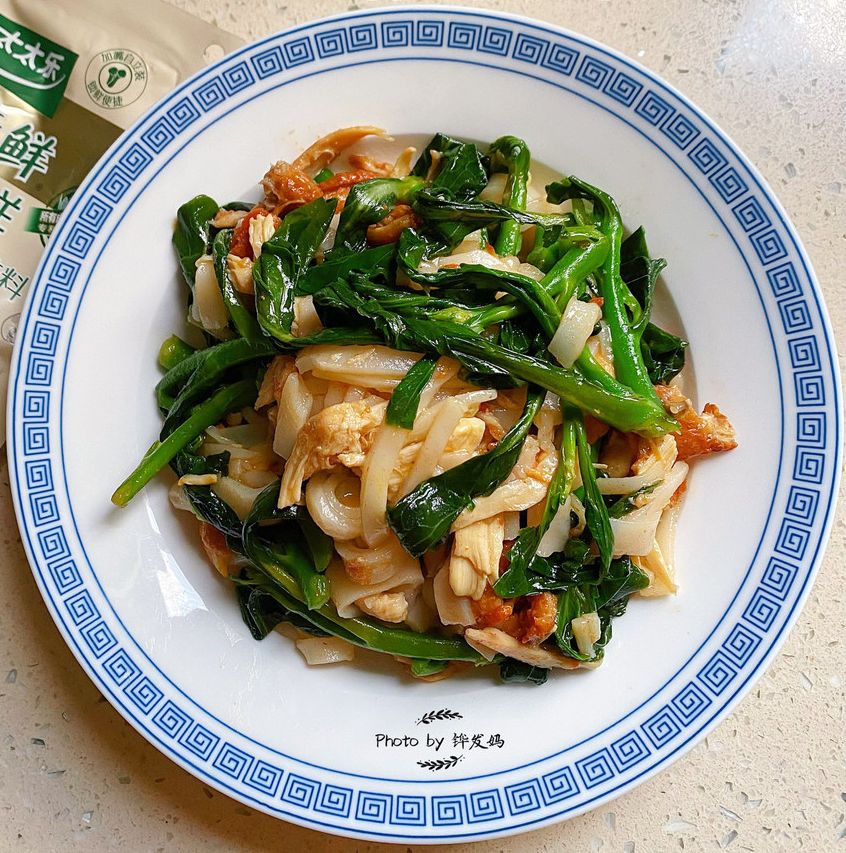#夏日鲜味轻享健康#芥兰鸡肉炒粿条的做法