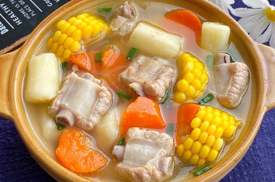 番茄玉米排骨汤的做法