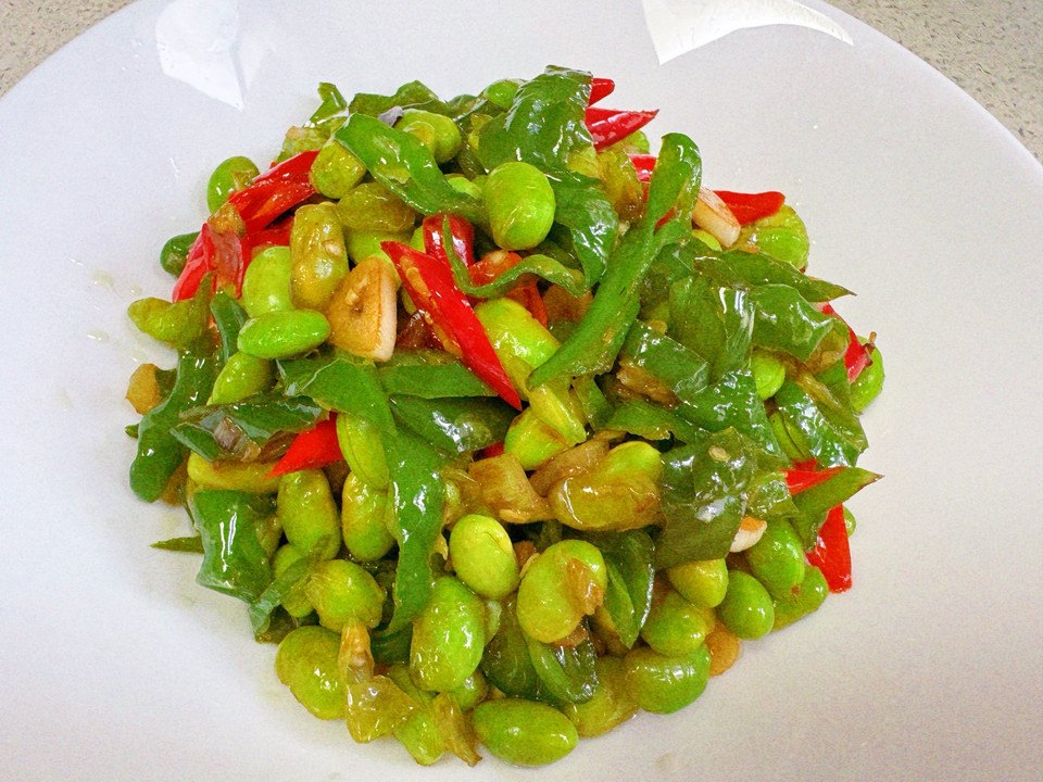 爱吃辣的看过来～辣椒炒毛豆的做法