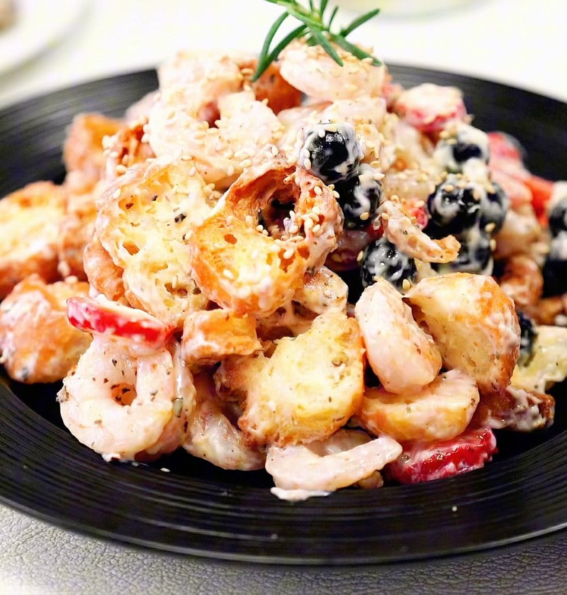 双莓虾仁芥末拌油条的做法