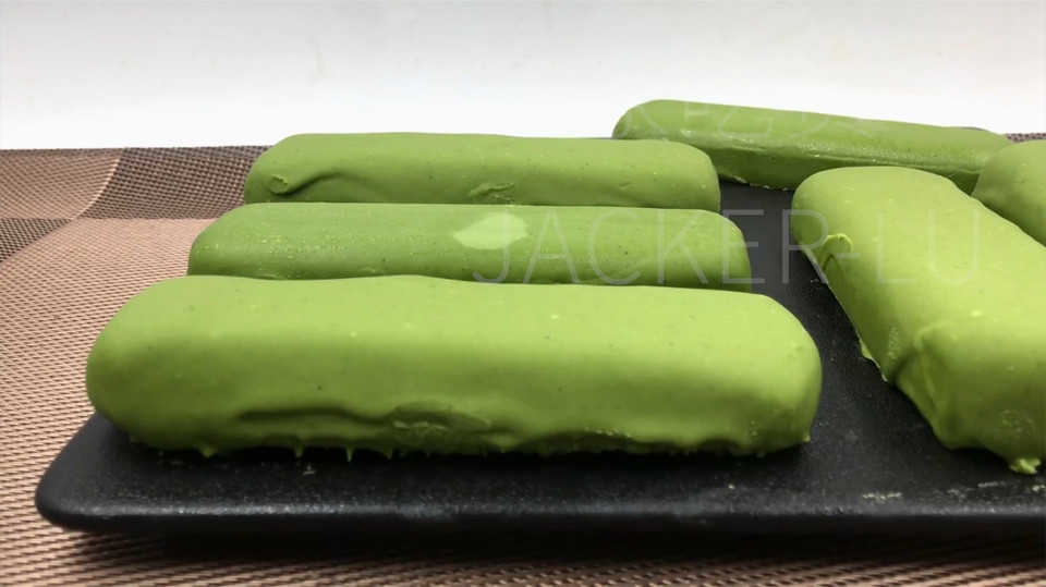 抹茶巧克力脆皮奶酪棒，清凉解暑，让疲惫与烦恼瞬间消散。的做法