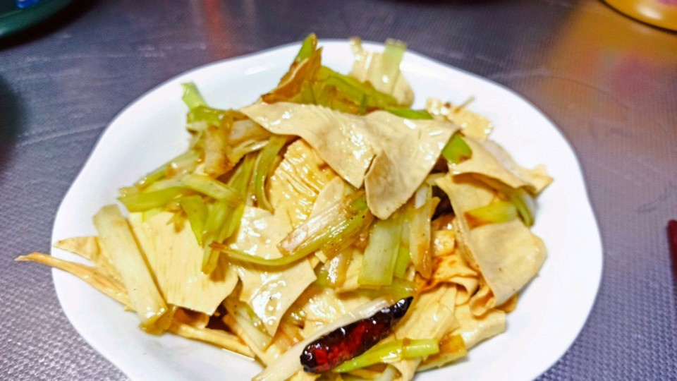 云南菜～韭黄炒豆腐皮的做法