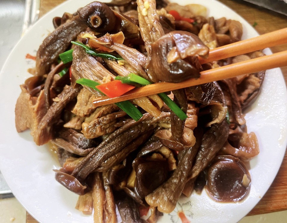 鹿茸菇炒肉的做法