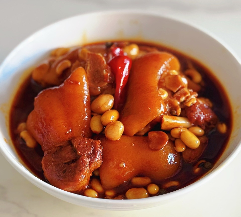 汤汁拌饭吃三碗｜黄豆炖烧猪脚的做法