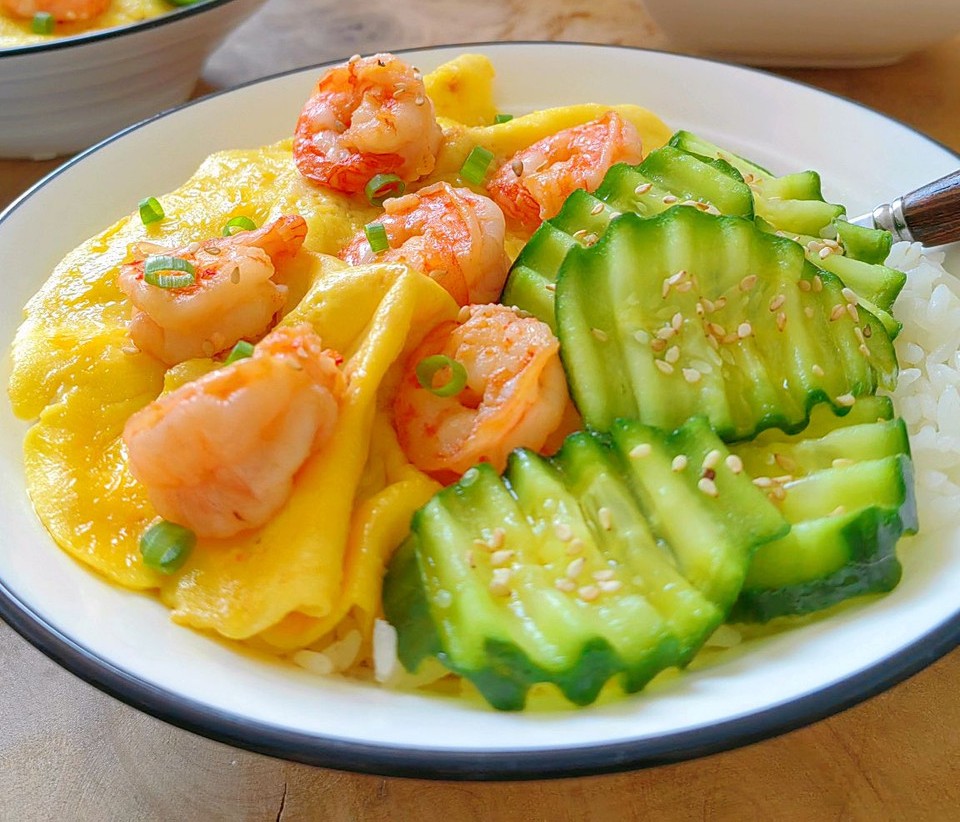 盐渍青瓜虾仁滑蛋饭的做法