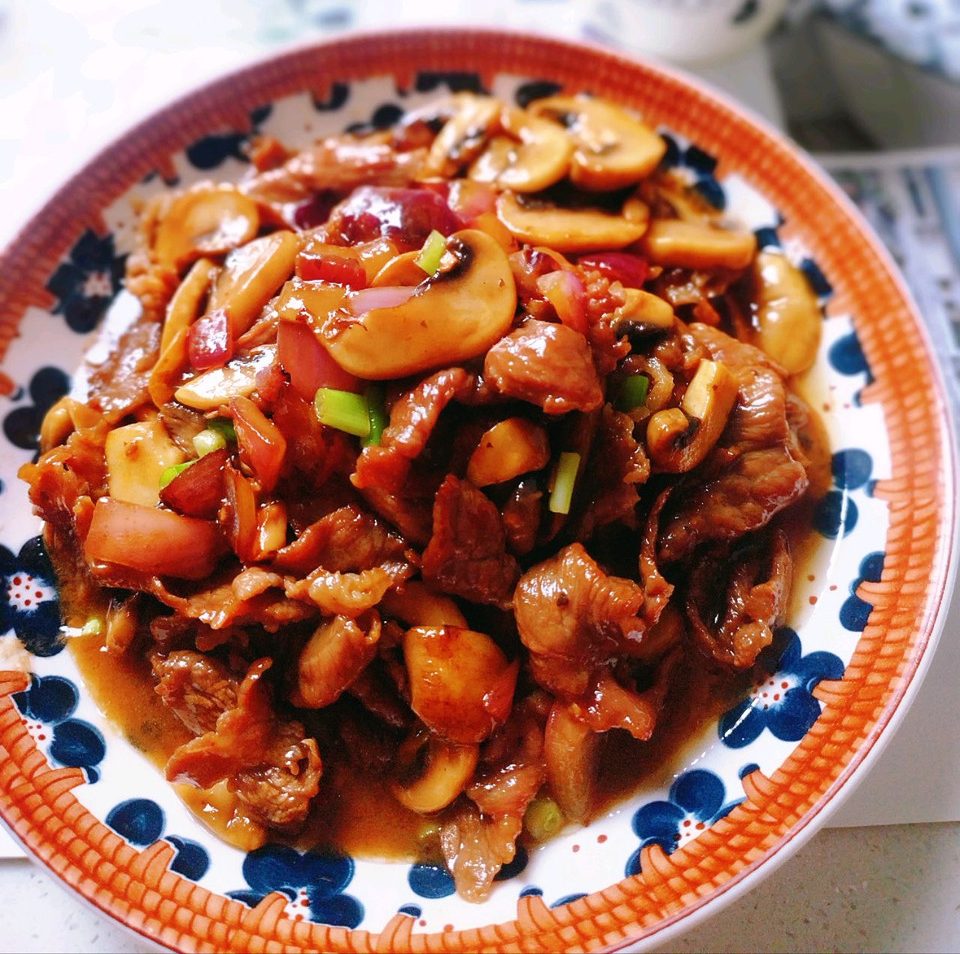 鲜嫩爽滑的牛肉炒口蘑的做法