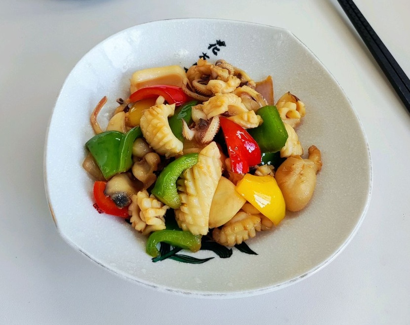 墨鱼炒菜椒的做法