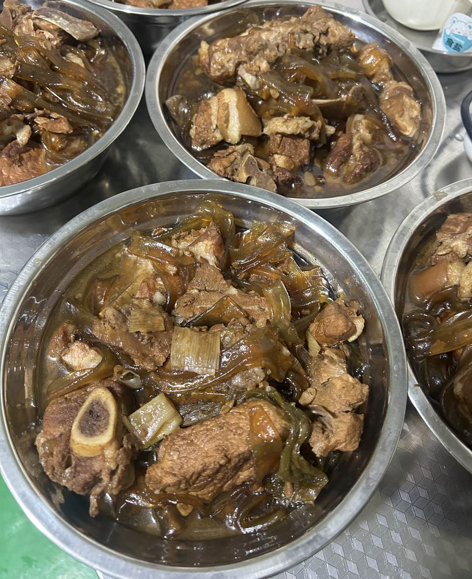 炖排骨猪蹄粉条（老家版）的做法