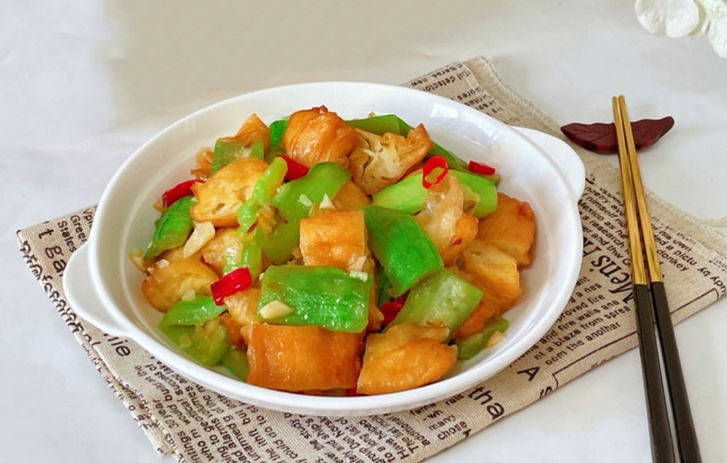 丝瓜炒油条的做法