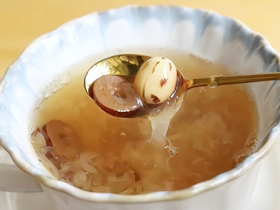 润燥养身的红枣莲子银耳羹的做法