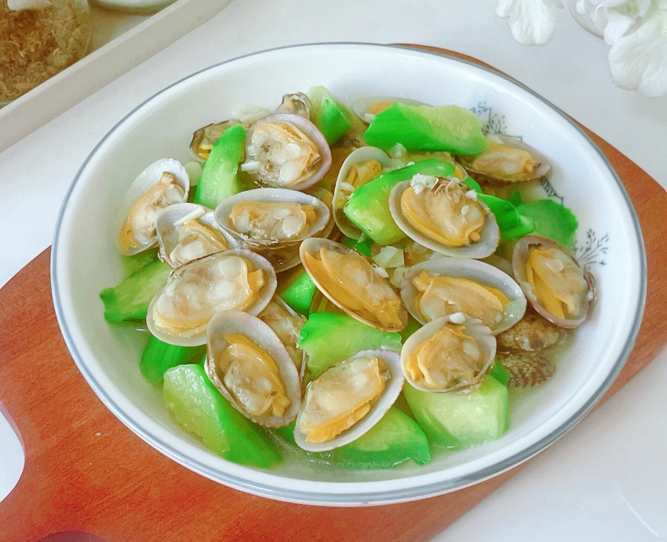 丝瓜炒花甲的做法