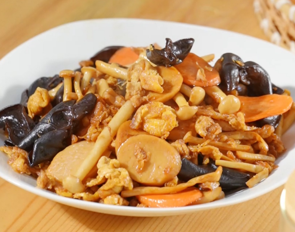 海鲜菇炒蛋的做法