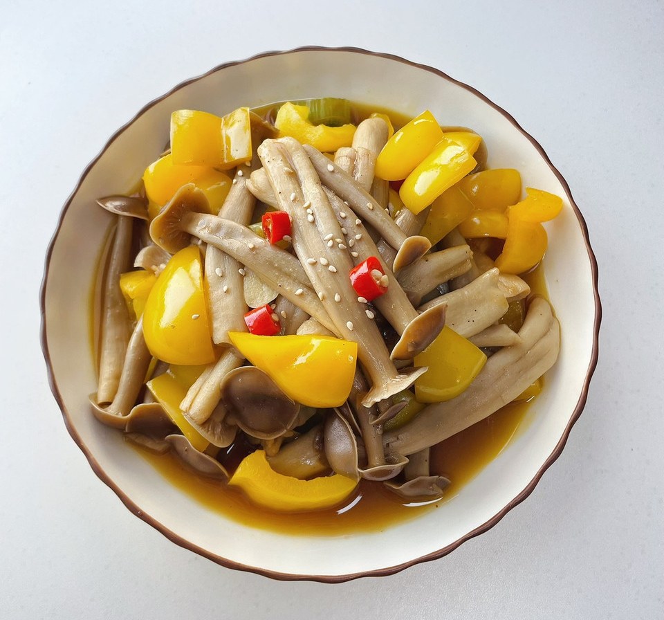 蘑菇炒辣椒 热量低营养健康的做法