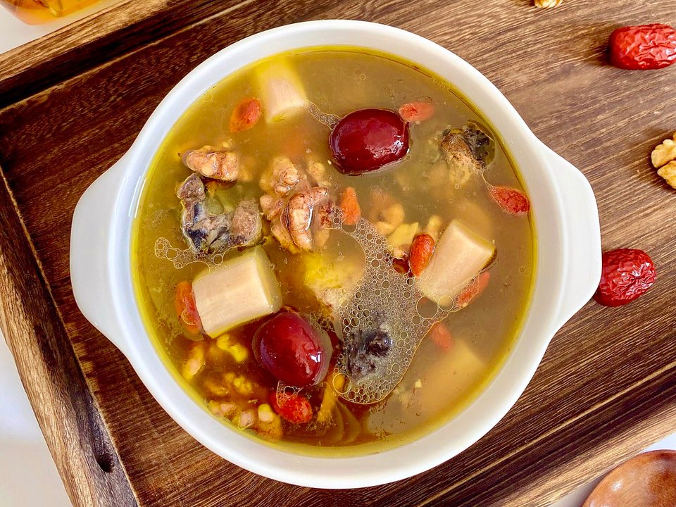 核桃山药乌鸡汤的做法