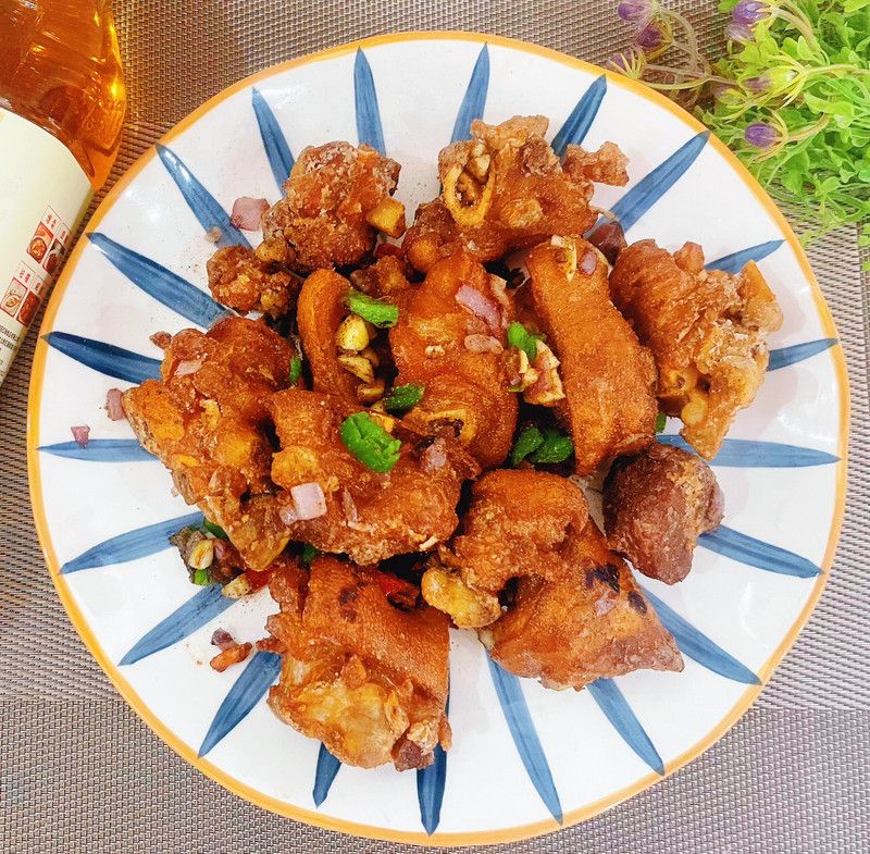 下酒菜！椒盐猪蹄的做法