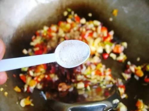 揭秘炒菜时晚放盐的四大好处