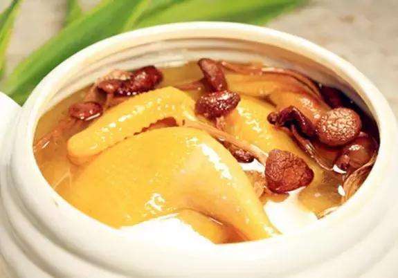 如何才能将鸡汤炖得清澈鲜美