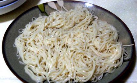 剩面条怎么存放不粘成坨