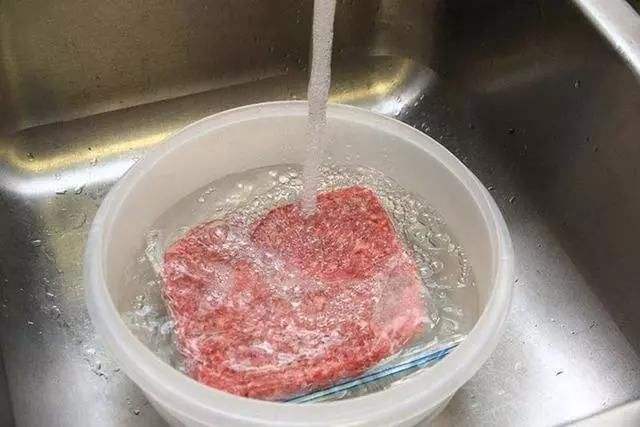 怎样快速解冻肉类？