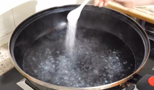 怎么煮饺子不破皮不连皮不粘锅