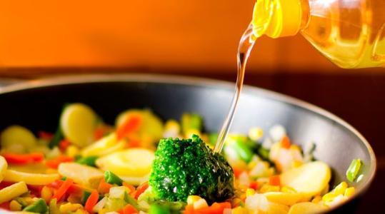 做菜少用油的妙招，怎么做菜用油少