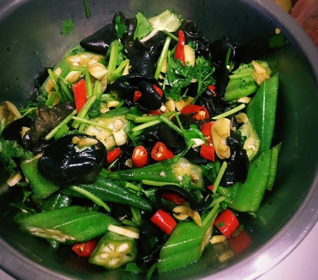 凉拌木耳秋葵的做法