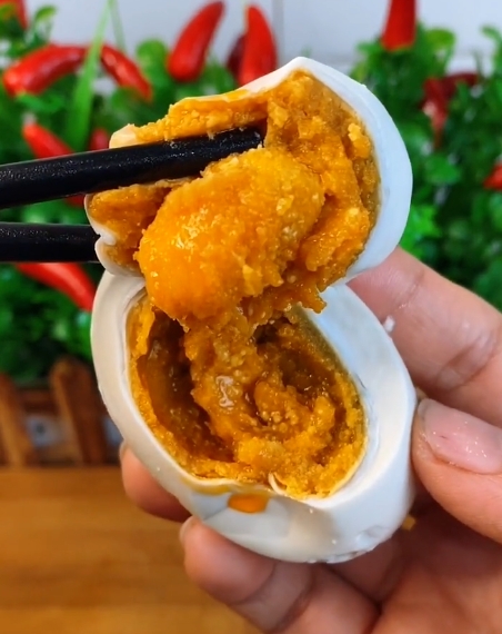 自己腌制的咸鸭蛋没有油？大厨：记住这一步保你个个留油的做法
