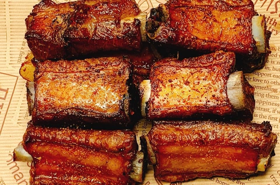 外焦里嫩！好吃到舔手指的蒜香烤排骨的做法