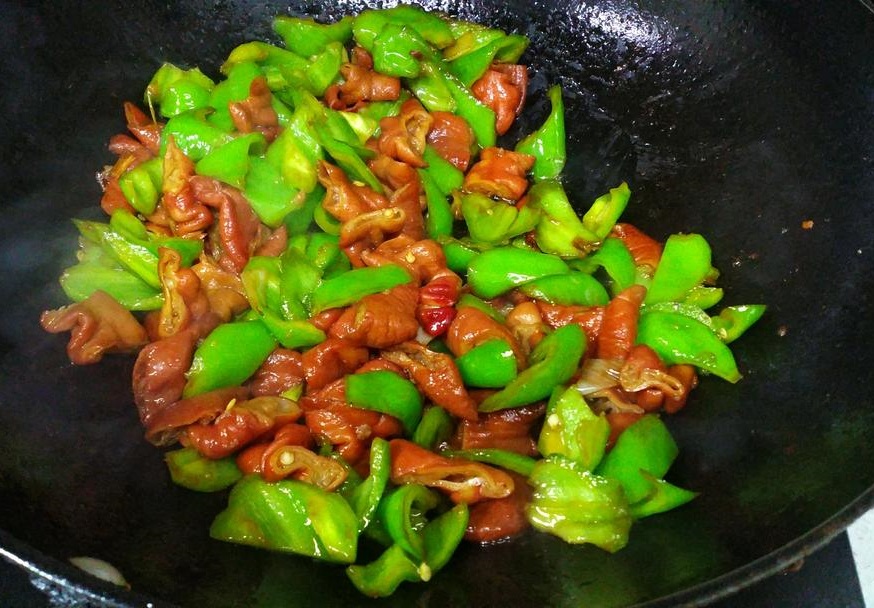 尖椒炒肥肠的做法